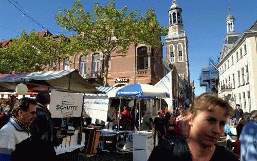 KAMPEN â€“ Duizenden vrijgemaakten trokken woensdag naar de jaarlijkse schooldag in Kampen. Er waren tal van activiteiten, waaronder minicolleges, lezingen, jeugdbijeenkomsten en een markt. Foto Dick Vos