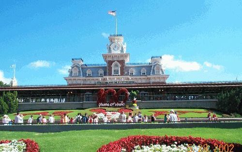 In het Amerikaanse Disney World gelden strenge regels. Op Gay Day lijken die echter afgeschaft. Foto: het paviljoen Magic Kingdom in Disney World. Foto EPA