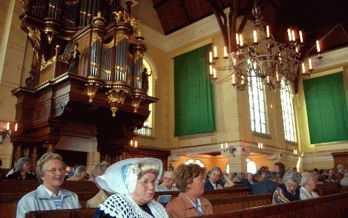 KATWIJK AAN ZEE â€“ Na de lunchpauze tijdens de bondsdag van hervormd gereformeerde vrouwen stroomde donderdagmiddag de Nieuwe Kerk in Katwijk aan Zee weer vol. Foto Mark Lamers