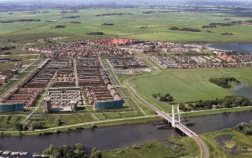 ZWOLLE - Wanneer plannenmakers besluiten tot de aanleg van wegen of woonwijken realiseren zij zich onvoldoende de gevolgen voor het landschap. Die conclusie werd donderdag getrokken tijdens een symposium over het veranderende landschap van Overijssel. Fot