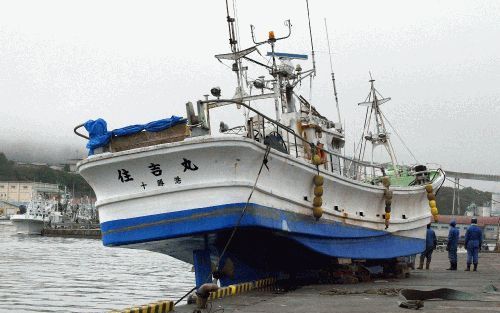 HIROO - In de haven van Hiroi is na een vloedgolf die is ontstaan door de aarbeving een grote chaos ontstaan. DIt vissersschip de Sumiyoshi-Maru is door de golf zelfs op de kade geworpen. Foto AFP