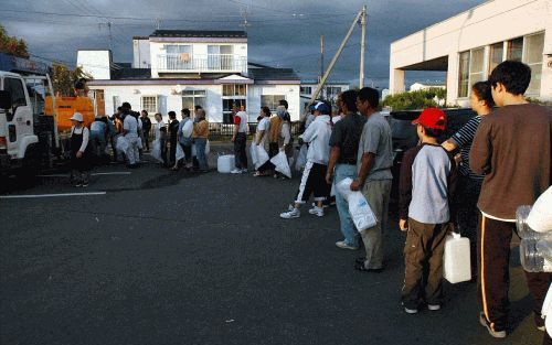 URAKAWA CHO &#61559;â€“ Japanse burgers stonden vrijdag in de rij voor een tankwagen met water in de stad Urakawa Cho. Een krachtige aardbeving trof donderdag het noordelijke eiland Hokkaido. De aardbeving had weinig persoonlijke gevolgen, maar trof wel d