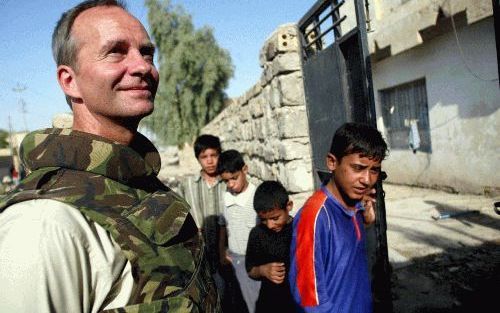 AS SAMAWAH &#61559;â€“ Minister Kamp vergezelt de Nederlandse mariniers op patrouille door de straten van As Samawah in Zuid Irak. Een meerderheid van 57 procent van de bevolking in de zuidelijke provincies is tevreden over de aanwezige Nederlanders, Ital