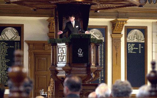 APELDOORN - „Doorleefde gehoorzaamheid aan de bijbeltekst, dat is de juiste invulling van ”passie voor preken”, aldus drs. A. Baars. Hij was zaterdag een van de sprekers tijdens de christelijke gereformeerde schooldag in Apeldoorn. - Foto Maarten Sprangh