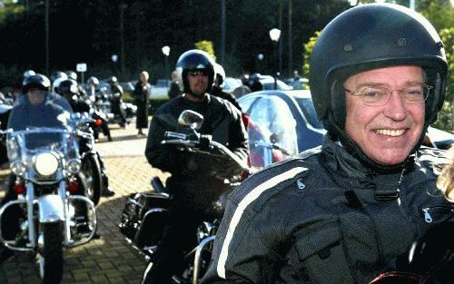 ERMELO - VVD-leider Zalm kwam zaterdag achter op de motor aan in Ermelo. De liberale motorclub De Vrije Rijders bracht Zalm van Den Haag naar Ermelo, waar de VVD een algemene vergadering en partijraad hield. - Foto ANP