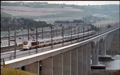 KENT â€“ Een Eurostar trein â€“in verband met de veiligheid in de tunnel altijd twee treinstellen van elk 200 meter langâ€“ passeert de 1200 meter lange Medwaybrug in de nieuwe Channel Tunnel Rail Link tussen de Kanaaltunnel en Londen. De CTRL is de eerst