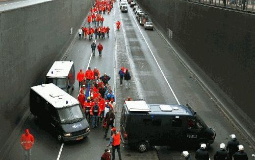 ROTTERDAM â€“ Europese havenwerkers protesteerden gisteren in Rotterdam tegen plannen om het havenwerk te liberaliseren. Ze staken zwaar vuurwerk en rookbommen af en raakten slaags met de politie. Foto ANP