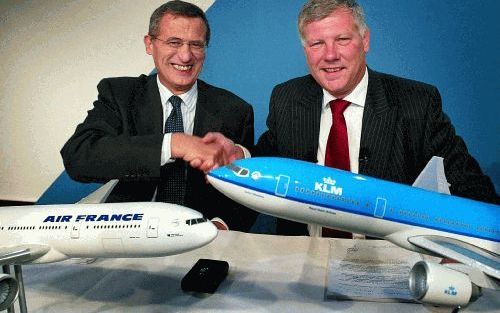 SCHIPHOL - Topmannen Leo van Wijk (R) van KLM en Jean-Cyril Spinetta (L) van Air France geven dinsdagochtend in het Sheraton Hotel op Schiphol een toelichting op de overname door Air France van KLM.