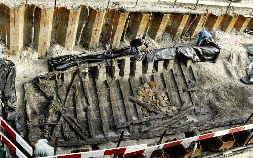 WOERDEN - Een deel van het onlangs in Woerden opgegraven Romeinse schip. Het blijkt een nog nooit eerder aangetroffen combinatie te zijn van een platbodem en een galei. Het roeivrachtschip kon daardoor ook stroomopwaarts de Rijn bevaren. - Foto ANP