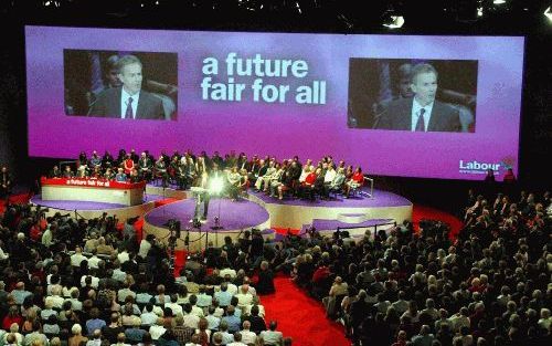 BOURNEMOUTH - De Britse premier Tony Blair heeft dinsdag op het congres van zijn Labour-partij zijn beslissing om de oorlog in Irak te voeren verdedigd. - Foto EPA