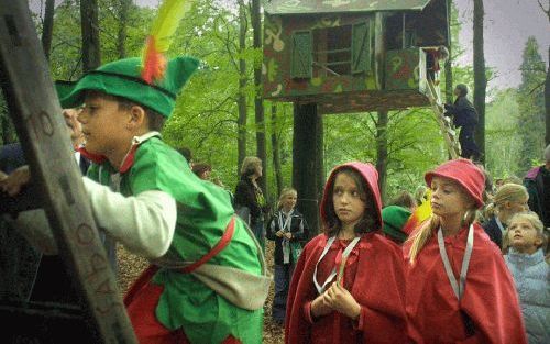 HENGELO - Het lijkt wel een kinderfeestje aan de rand van de wijk ’t Genseler. Suikerspinnen en popcorn zijn te krijgen bij een kraam, er wordt van alles met hoepels gedaan en veel kinderen hebben schmink op hun gezicht. Foto RD