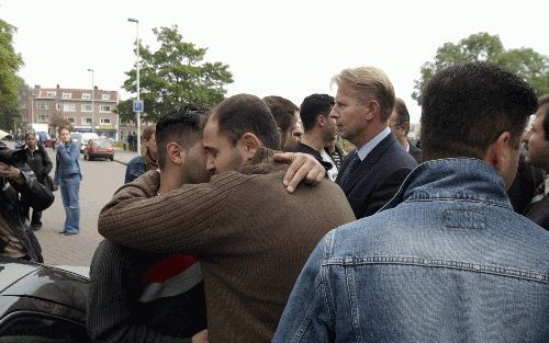 ROTTERDAM &#61559;â€“ Turkse Rotterdammers zoeken troost bij elkaar op de plaats waar woensdagavond een 18 jarige zoon van een winkelier werd neergestoken. Bewoners van de Carnisse buurt in Rotterdam Zuid hebben vanmiddag een stille tocht gehouden. &#6155