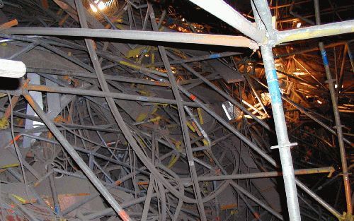 GEERTRUIDENBERG &#61559;â€“ Een blik in de ketel van de Amercentrale laat de ravage door de ingestorte steiger zien. De foto is gemaakt op een hoogte van ongeveer 20 meter. Dieper in de ketel ligt het ijzerwerk nog dichter op elkaar, waardoor het zoeken n