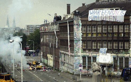 DEN HAAG - Leden van de ME hebben vrijdag het Haagse kraakpand de Blauwe Aanslag ontruimd. De actie startte ’s avonds om 18.00 uur. De politie maakte gebruik van een shovel en twee waterkanonnen. Zie ook pag. 9. Foto FBF