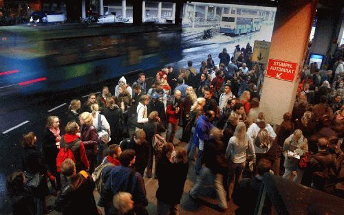 UTRECHT - Terwijl een bus langsraasde, wachtten duizenden reizigers maandag tevergeefs op vervoer in Utrecht. Foto ANP