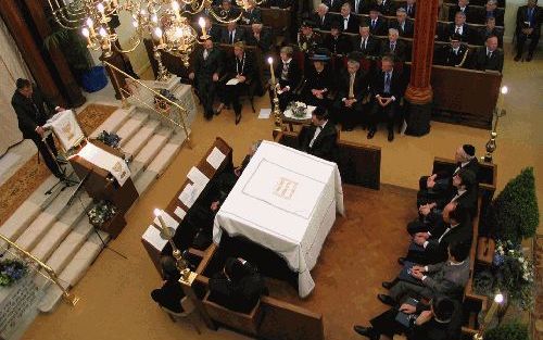 ARNHEM - Koningin Beatrix bezocht woensdag de gerestaureerde Joodse hoofdsynagoge in Arnhem. De synagoge wordt beschouwd als een monument ter nagedachtenis aan de in de Tweede Wereldoorlog omgekomen Joodse Arnhemmers. - Foto Howard Garfunkel