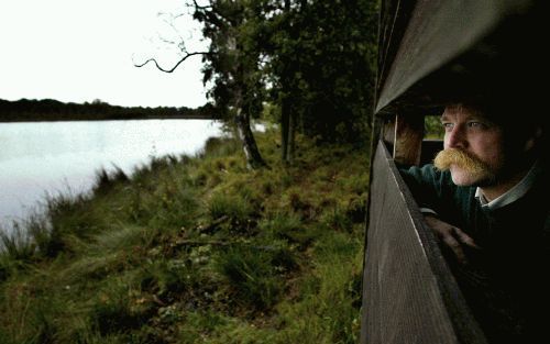 LEERSUM - Coert Donker, opzichter bij Staatsbosbeheer op de Utrechtse Heuvelrug, kijkt vanuit een observatiehut uit over de Leersumse Plassen. Het gebied krijgt zaterdag van minister Veerman van Landbouw officieel de status van nationaal park. - Foto ANP