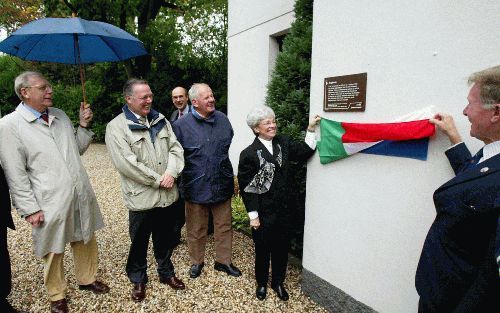 HILVERSUM â€“ Het Krugerhuis in Hilversum heeft zijn naambordje weer terug. De woning waarin oud president Paul Kruger van de Zuid Afrikaansche Republiek in 1903 korte tijd gewoond heeft, is sinds gisteren weer voor zien van een naambord. Foto RD, Anton D