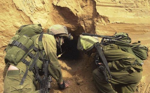 RAFAH â€“ IsraÃ«lische soldaten inspecteren in het Palestijnse vluchtelingenkamp Rafah een tunnel waardoor wapens naar de Gazastrook worden gesmokkeld. Het leger zegt tot dusverre drie tunnels te hebben opgespoord en opgeblazen. Foto EPA