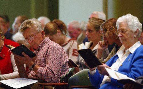 ZWOLLE â€“ Op een door de Landelijke Werkgroep Voorlichting Kerkelijke Ontwikkelingen (LWVKO) belegde voorlichtingsdag in Zwolle waren zaterdag enkele honderden mensen aanwezig. LWVKO voorzitter A. P. Bezemer riep hen op zich af te scheiden van de Gerefor