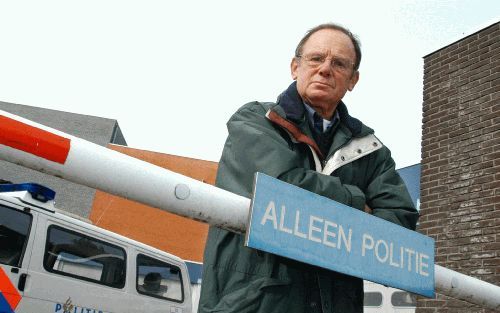 AMSTERDAM â€“ Bert Bommels, auteur van het boek ”De politie in Nederland”. „Ik vind het goed dat er politie is, maar de politie moet wÃ©l goed zijn.” Foto Paul Dijkstra