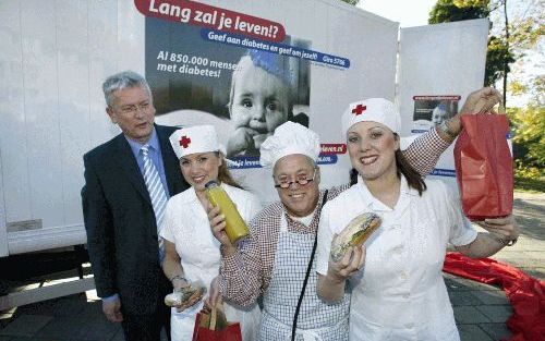 AMSTERDAM â€“ De onthulling van de Ontbijtbus van het Diabetes Fonds in Amsterdam, woensdag. Op de foto links Bert Kuipers, directeur van het Diabetes Fonds. De Ontbijtbus trekt door het land om mensen erop te wijzen dat een gezond ontbijt suikerziekte ka