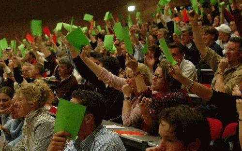 UTRECHT â€“ „Een film waarin wordt gevloekt, gaat de deur uit”, stelde discussieleider E. van Dijkhuizen tijdens de jongerendebatavond over media die het RD donderdagavond hield. De zaal kon over deze uitspraak stemmen door een rode of groene kaart in de 