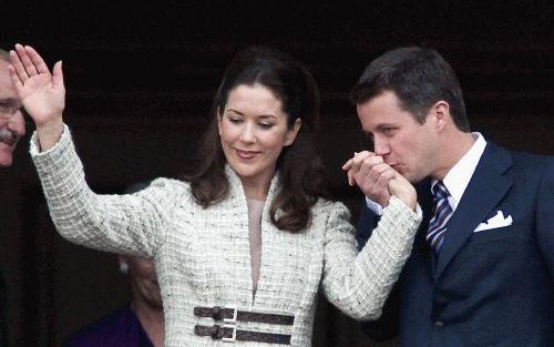 De Deense kroonprins Frederik en zijn aanstaande bruid, Mary Donaldson, vorige week op het balkon van paleis Amalienborg in Kopenhagen. Foto EPA