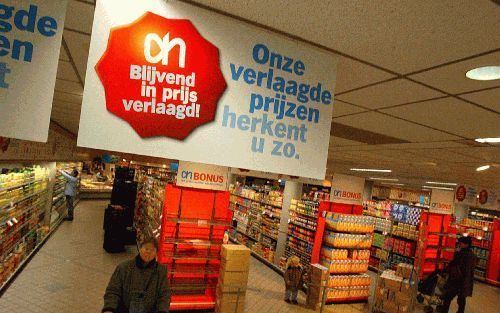 DEN HAAG - Klanten doen maandagochtend inkopen bij een Albert Heijn-filiaal in Den Haag, op de eerste dag van de permanente prijsverlagingen op A-merken bij de grootgrutter. De keten Super De Boer volgt Albert Heijn met de verlaging van de prijzen van 140