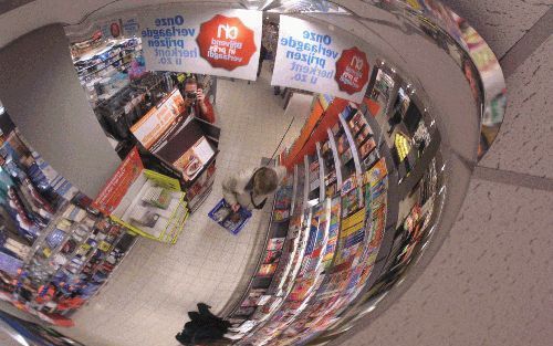 APELDOORN - Het winkelend publiek van Albert Heijn reageert verschillend op de prijsverlaging die de grootgrutter heeft gelanceerd. „Goed dat ze het doen”, zegt de een. „Het werd tijd”, meldt een ander. De gratis koffie lijkt inmiddels meer klanten te tre