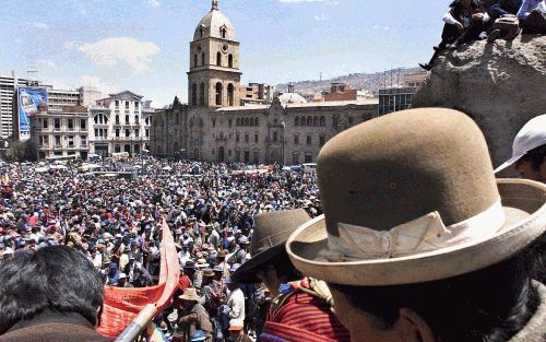 LA PAZ - Duizenden Boliviaanse boeren en arbeiders vierden maandag feest op het San Francisco-plein in La Paz vanwege het 455-jarig bestaan van de hoofdstad. Het feest werd aangegrepen om ook het vertrek van president Gonzalo Sanchez de Lozada te vieren. 