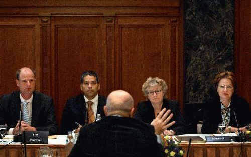 ROTTERDAM â€“ De Rotterdamse oud wethouder H. Simons moest maandag opdraven voor een gesprek met de tijdelijke Commissie Onderzoek Integratiebeleid van de Tweede Kamer. Op de foto (v.l.n.r.) de commissieleden Blok, griffier Nava, Vergeer en Adelmund. Foto