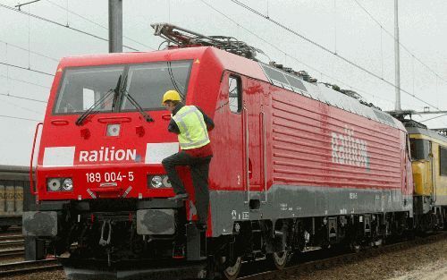 KIJFHOEK - Railion Benelux presenteerde maandag de nieuwe multicourante locomotief op het rangeerterrein Kijfhoek bij Zwijndrecht. Komende weken wordt de locomotief getest op het Nederlandse spoor. De BR 189 gaat rijden op de Betuweroute, maar kan ook all