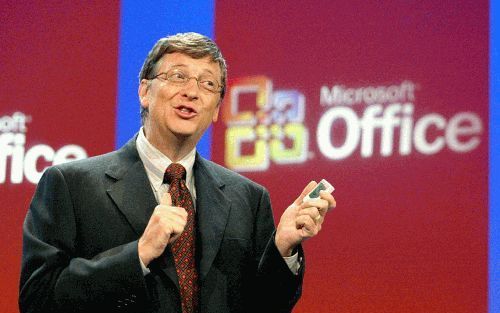 NEW YORK - Microsoft heeft nog nooit zoveel nieuwe producten op Ã©Ã©n dag gepresenteerd, zei Bill Gates dinsdag in New York. Office 2003 moet vooral de samenwerking binnen organisaties versoepelen. - Foto EPA