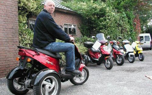 OUDEHASKE â€“ Herenwal Service in Oudehaske bouwt nieuwe scooters om tot driewielers. Daarmee moeten mensen met een handicap zich weer uit de voeten kunnen maken. „Zo’n stoere scooter is minder stigmatiserend dan een elektrische scootmobiel”, zegt eigenaa