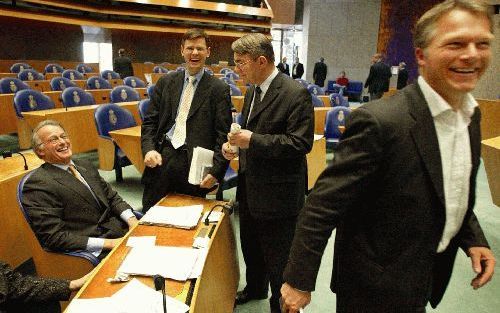 DEN HAAG â€“ De kamerleden Van Aartsen (VVD), Rouvoet (ChristenUnie), Van der Vlies (SGP) en Bos (PvdA) (v.l.n.r.) konden donderdag wel even lachen tijdens het debat over de affaire rond prins Johan Friso en Mabel Wisse Smit. Foto ANP