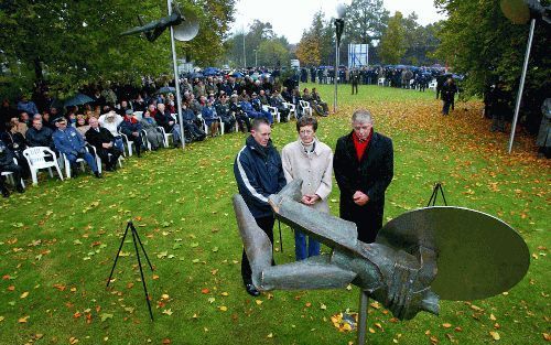 ROERMOND â€“ Srebrenica veteraan A. Dekker (l.), nabestaande E. van Rijn en staatssecretaris Van der Knaap (r.) onthulden vrijdag in Roermond een monument voor militairen die tijdens vredesoperaties om het leven zijn gekomen. Foto ANP