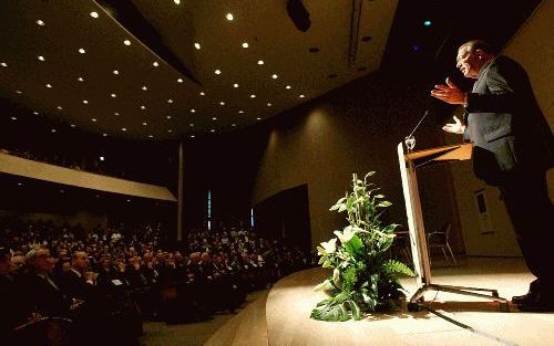 ROTTERDAM â€“ „Ik ben van mening dat Van der Zwaag de gereformeerde gezindte een dienst zou bewijzen als hij in deel II van zijn werk de bevindelijke kant van de toe eigening van het heil zou belichten”, zei dr. W. van Vlastuin zaterdag in Rotterdam. Foto