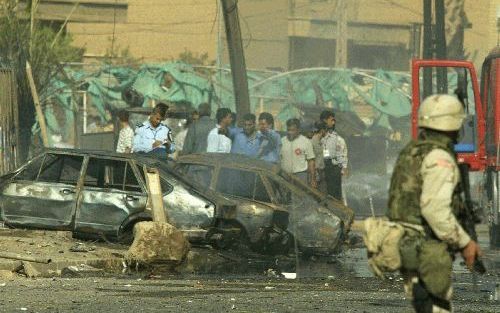 BAGDAD - Ravage na de aanslag maandagmorgen. Foto AFP