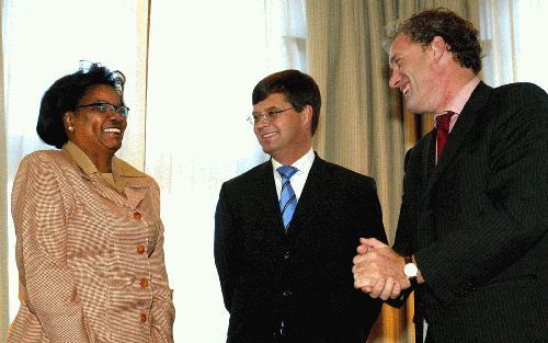 DEN HAAG â€“ De Antilliaanse premier Mirna Louisa Godett (l.) ontmoette maandagmorgen in Den Haag premier Balkenende en minister De Graaf van Binnenlandse Zaken en Koninkrijksrelaties (r.). Daarna ging ze op bezoek bij koningin Beatrix. Foto ANP