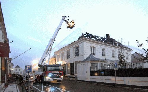 ELBURG - In een historisch gebouw in Elburg heeft woensdagmorgen vroeg brand gewoed. De schade is groot. Het naastgelegen verenigingsgebouw van de christelijke gereformeerde kerk van Elburg liep waterschade op. - Foto Bram van de Biezen