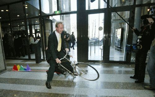 DEN HAAG - De fietstocht die SGP-kamerlid Van der Staaij dinsdagmiddag in de wandelgangen van de Tweede Kamer maakte, was van korte duur. De fiets was hem aangeboden door vertegenwoordigers van Exodus en Ontmoeting. In de fietstassen zaten duizenden handt