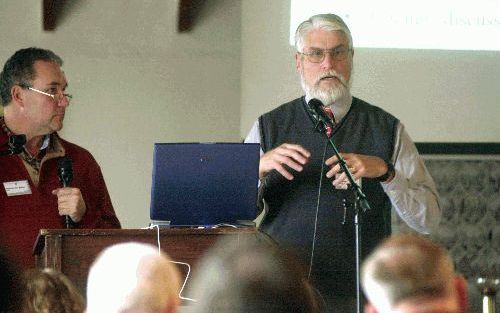 DALFSEN - Op welke manier slagen zendingsorganisaties erin hun mensen op het zendingsveld te houden? In Dalfsen presenteerde de Evangelische Zendings Alliantie (EZA) dinsdag een onderzoek naar het â€˜behoud’ van zendelingen. Achter de microfoon een van de