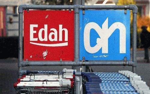 DORDRECHT â€“ Albert Heijn plakte woensdag op nog eens 300 producten een lager prijskaartje. Konmar, Edah en Super De Boer gingen direct mee en maakten elk 100 artikelen goedkoper. Ook C1000 verlaagde van nog eens ruim 250 artikelen de prijs. Foto ANP