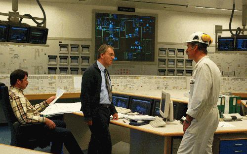 Medewerkers van de kerncentrale van Borssele overleggen in de controlekamer. Gisteren vierde de kerncentrale haar 30 jarig bestaan. - Foto&#61567;ANP