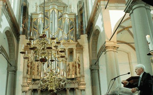 AMSTERDAM - De 94-jarige emeritus predikant dr. W. Aalders lichtte zaterdag het slot van zijn drieluik over het Evangelie en de geschiedenis toe. Jos van der Kooij bespeelde het fameuze orgel van de Westerkerk. - Foto Paul van Weel