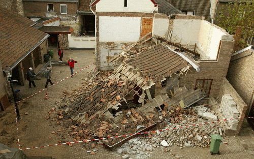 GRONSVELD - In het Zuid-Limburgse Gronsveld is dinsdagmorgen een huis ingestort. Een persoon is door de politie onder het puin vandaan gehaald. Hij is met verwondingen overgebracht naar het ziekenhuis. Foto ANP