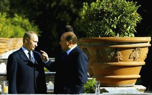 ROME â€“ De Russische president Poetin (l.) in gesprek met de Italiaanse premier Berlusconi, woensdag, op de eerste dag van Poetins tweedaagse bezoek aan Rome. Foto EPA