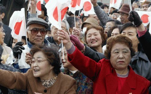 SAPPORO â€“ Voornamelijk oudere sympathisanten van de LDP partij verwelkomden vrijdag de Japanse premier Koizumi tijdens zijn bezoek aan Sapporo, op het noordelijke eiland Hokkaido. Koizumi was er op verkiezingscampagne in verband met de verkiezingen van 