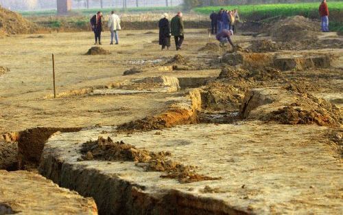 IEPER - Mensen zoeken op de archeologische plaats in het Belgische Ieper naar overblijfselen van soldaten uit de Eerste Wereldoorlog. - Foto EPA